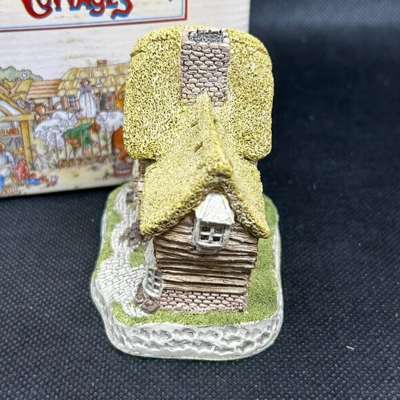 David Winter "The Village Shop" collectible cottage - Picture 4 of 5